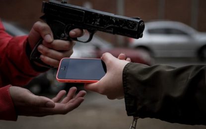 Dupla rouba celulares de dois jovens em Santos Dumont