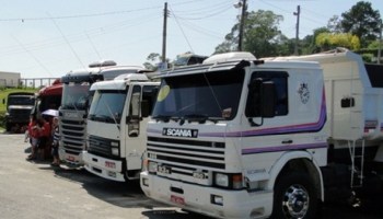 Trio assalta caminhoneiros em dois postos de combustível