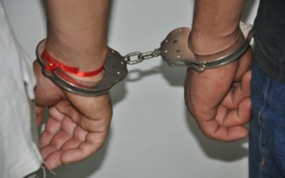 Autores presos por tráfico de drogas no bairro Caiçaras