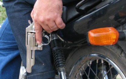 Homem tem motocicleta roubada em Correia de Almeida