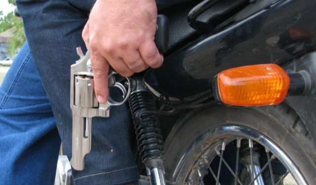 Dupla em motocicleta dispensa sacola com arma de fogo no Pontilhão
