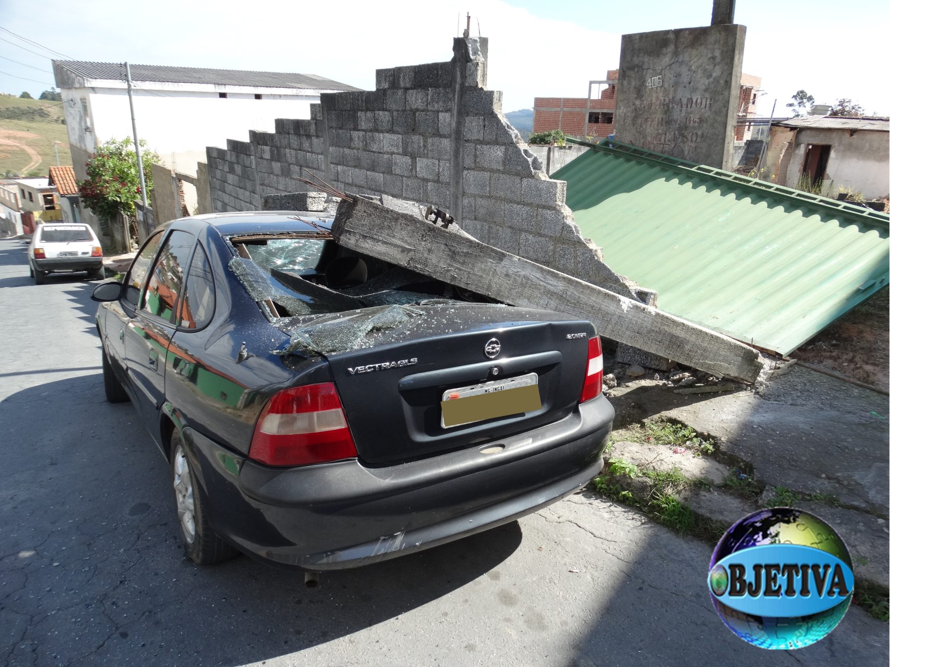 Caminhão causa queda de muro no Bairro Santa Cecilia