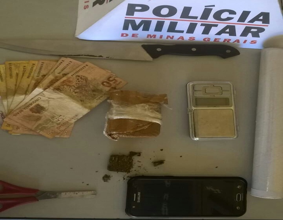 PM realiza abordagem em suspeito que acaba preso por tráfico de drogas no centro de Barbacena