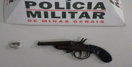 Em Alto Rio Doce, arma de fogo e maconha são apreendidas em quadra poliesportiva