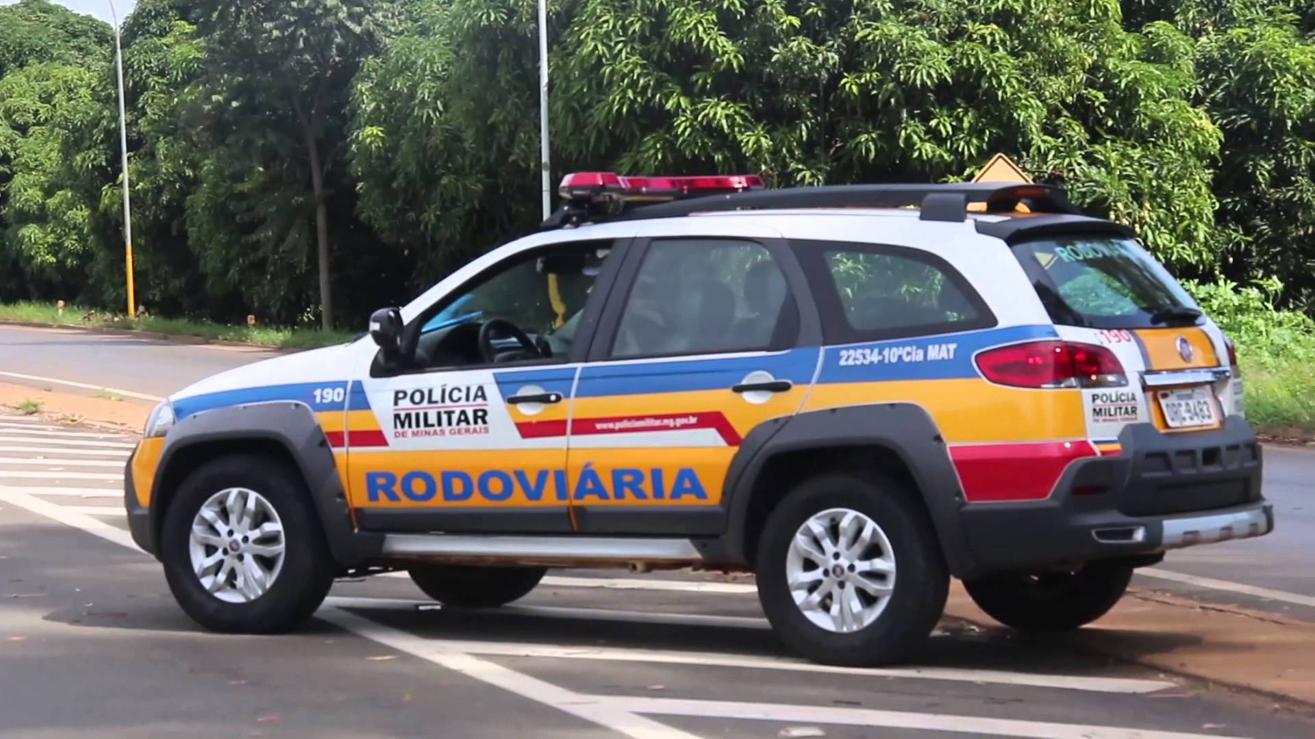 POLÍCIA MILITAR RODOVIÁRIA FLAGRA OCUPANTES DE CARRO PORTANDO  DROGAS NA RODOVIA.
