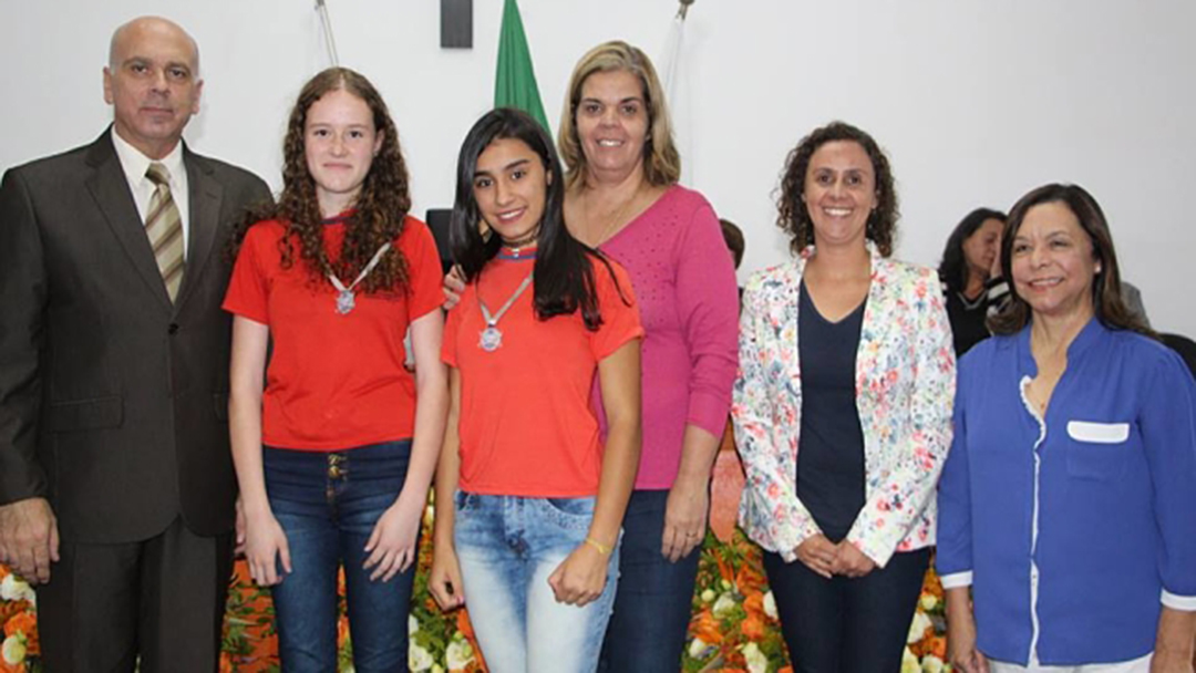 Alunos vencedores da Olimpíada Brasileira de Astronomia e Astronáutica recebem medalhas do mérito