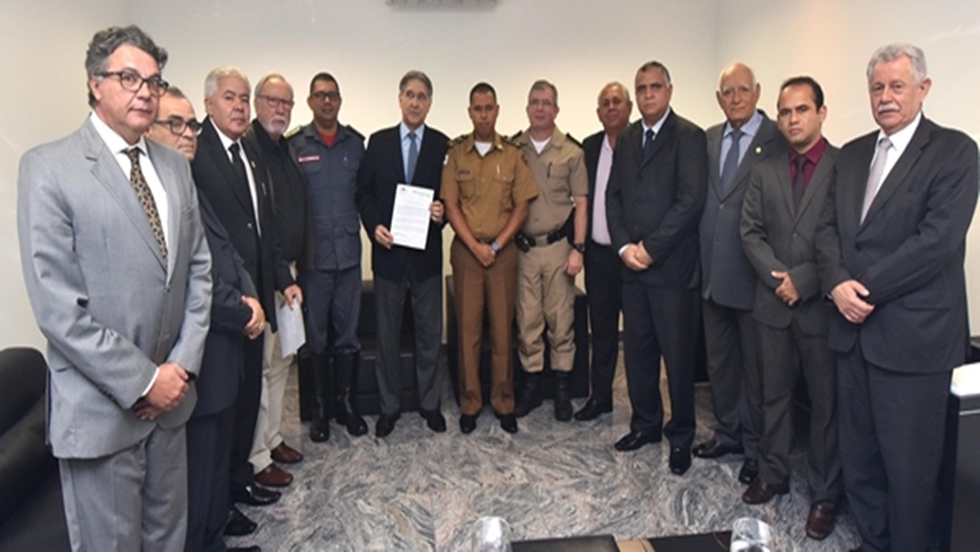 Governador de Minas se reúne com entidades de classe da Polícia Militar