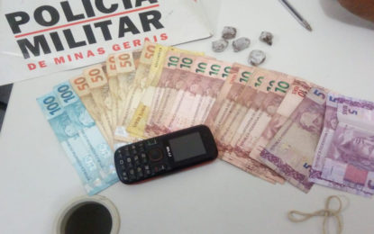 Drogas e dinheiro apreendidos em residência no bairro Glória em Santos Dumont-MG