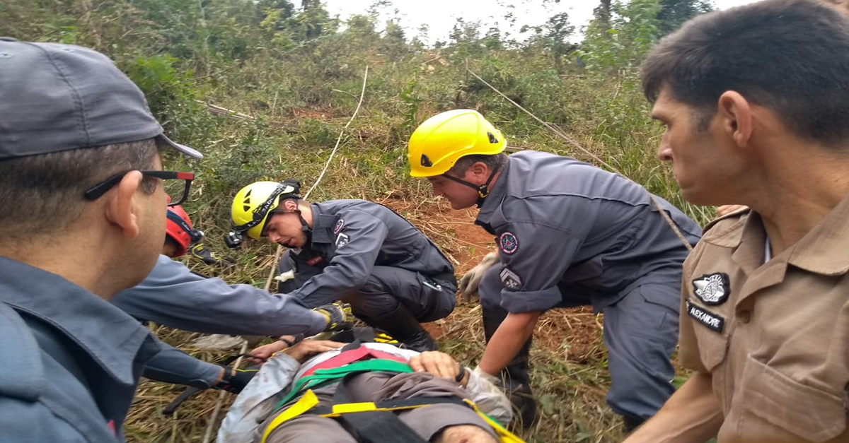 Carreta cai em ribanceira de 60 metros com duas vítimas, nas  proximidades da cidade de Capela Nova-MG.