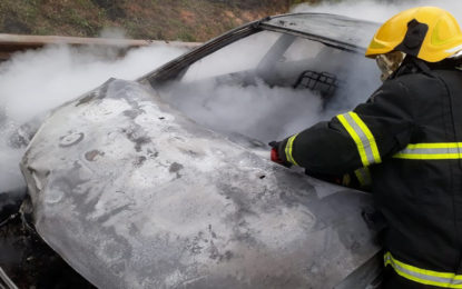 Veículo pega fogo após colisão na BR-040 proximidades do trevo de acesso à Barbacena.