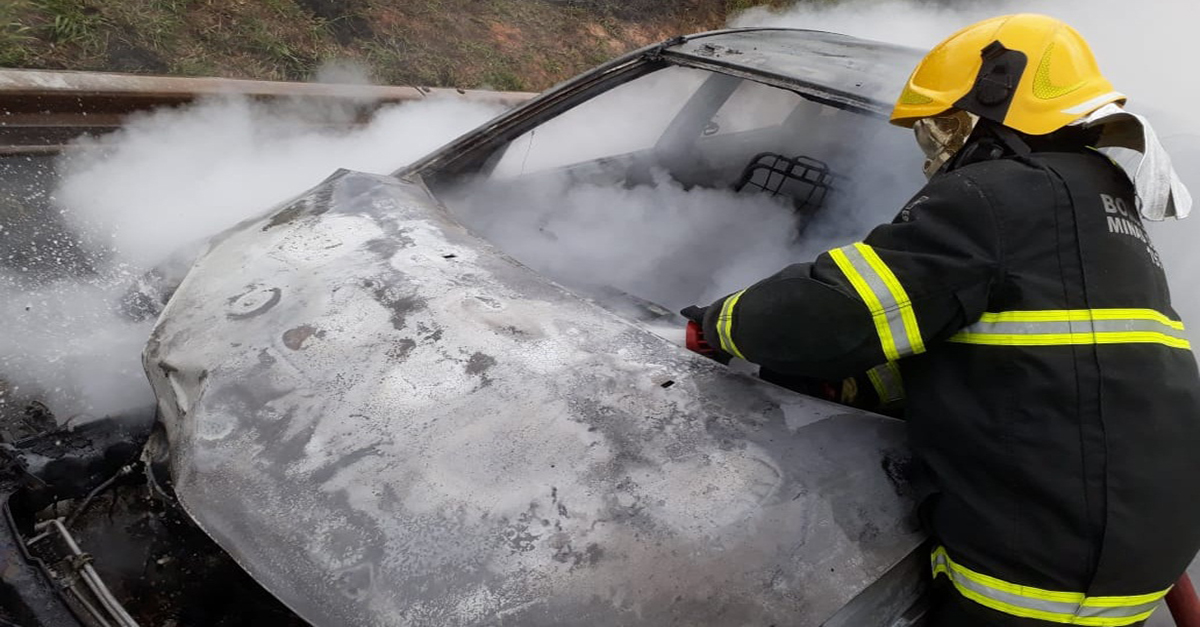 Veículo pega fogo após colisão na BR-040 proximidades do trevo de acesso à Barbacena.
