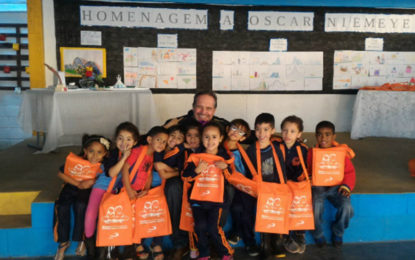 Alunos de Escola Municipal ganham livros de grupo liderado por neto de Oscar Niemeyer.