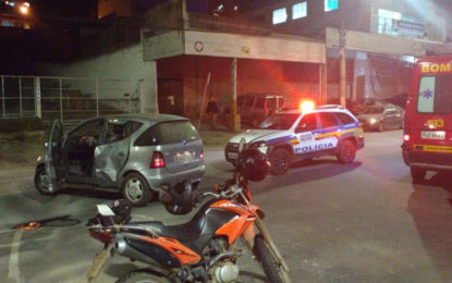 Motociclista fica gravemente ferido em colisão entre moto e carro na Avenida Governador Bias Fortes.