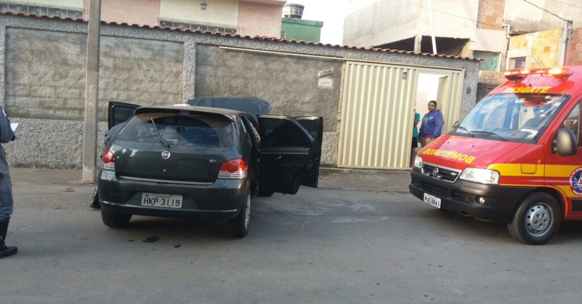Motorista perde controle do carro e bate em muro no bairro Nossa Senhora Aparecida em Barbacena.