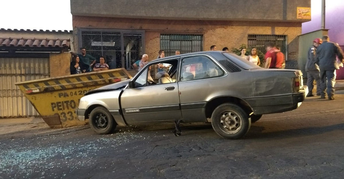 Quatro pessoas ficam feridas em colisão de veículo com caçamba na Rua Cruz das Almas em Barbacena-MG
