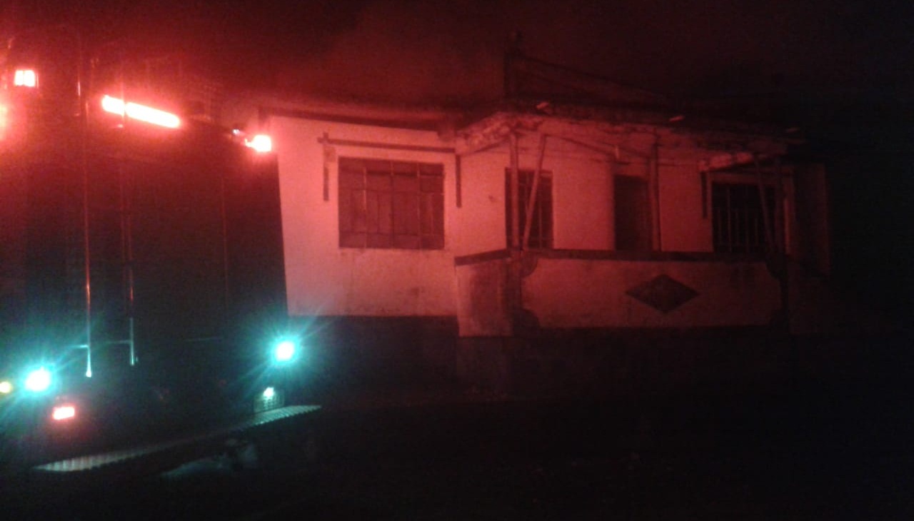 Incêndio de forma criminosa destrói casa em sítio na Zona Rural em São Sebastião dos Torres