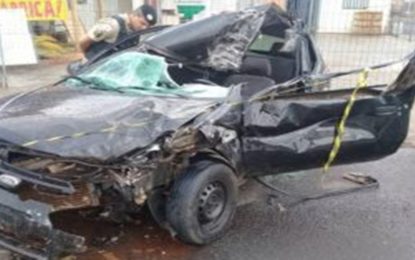 Motorista morre ao bater carro em caminhão parado no semáforo, em Uberlândia