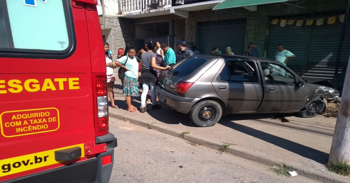 Mulher perde controle de veículo e bate em muro no bairro dos funcionários em Barbacena