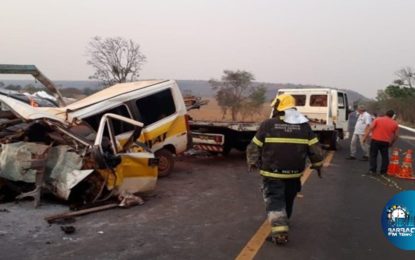Acidente entre caminhão e van escolar deixa cinco pessoas mortas na MG-497 em Campina Verde