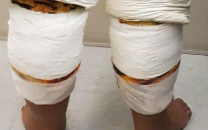 Mulher é detida com cocaína amarrada nas pernas e coxas no aeroporto de Confins