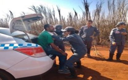 Taxista fica preso em porta-malas em local onde incêndio consumia vegetação em Uberaba