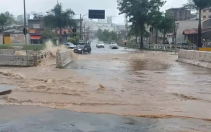 Semana começa com forte chuva em Barbacena que provocou vários pontos de alagamentos