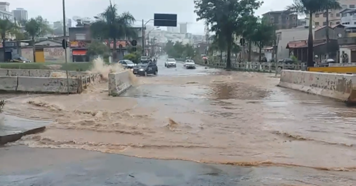 Semana começa com forte chuva em Barbacena que provocou vários pontos de alagamentos