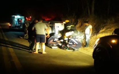 Ambulância capota na MG-404 e deixa quatros pessoas feridas em Salinas