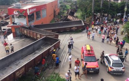 Trem descarrilha e atingi casa em Prudente de Morais, na região Central de Minas