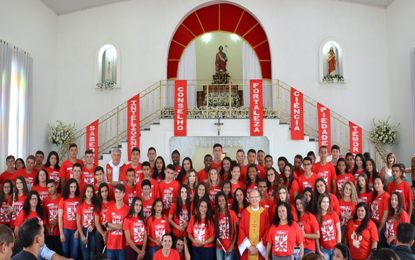 Adolescentes e jovens, em Alfredo Vasconcelos, recebem o sacramento da Crisma
