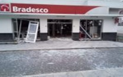 Bandidos fortemente armados explodem agência bancária no Sul de Minas