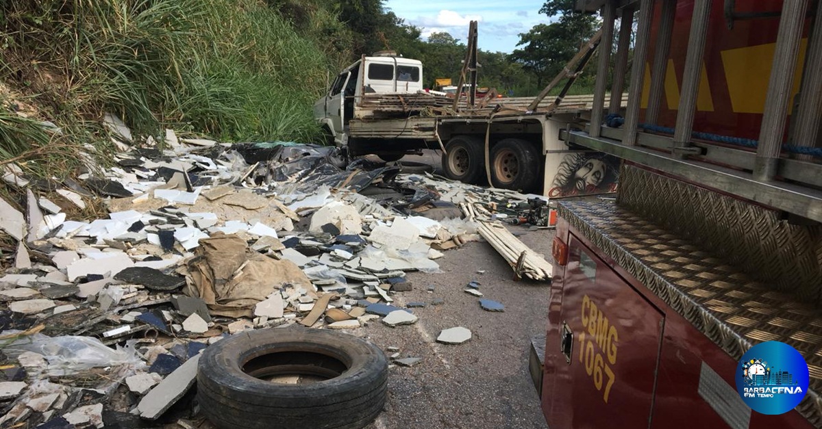 Caminhão com mármore tomba sobre carro e mata uma pessoa, em Sabará