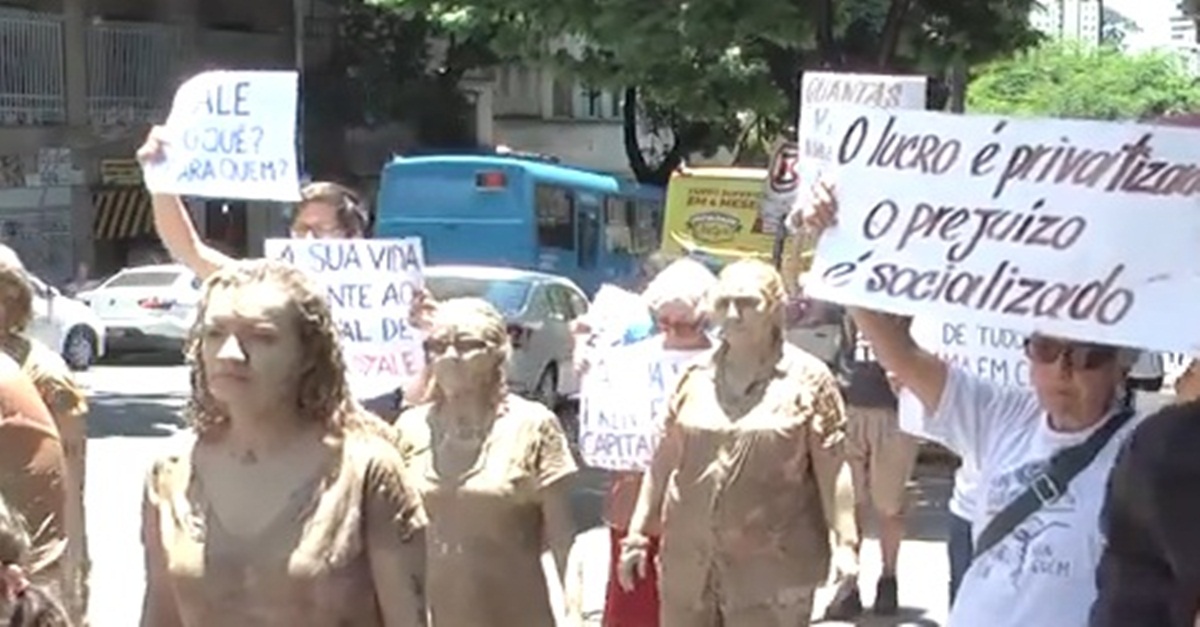 Com corpos sujos de lama, protesto contra a Vale é realizado no Centro de BH
