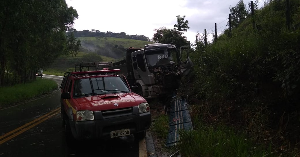Acidente envolvendo 2 caminhões na BR-494 sentido São João Del-Rei / Ritápolis