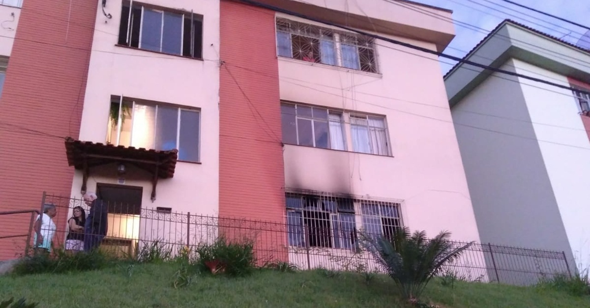 Homem invade residência e causa incêndio onde estavam mulher e três filhos em Barbacena