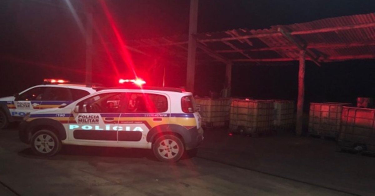 Polícia Militar apreende litros de combustível clandestino na BR-040, em Felixlândia