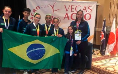 Ginastas acrobatas de Uberaba ganham medalhas de prata em Las Vegas