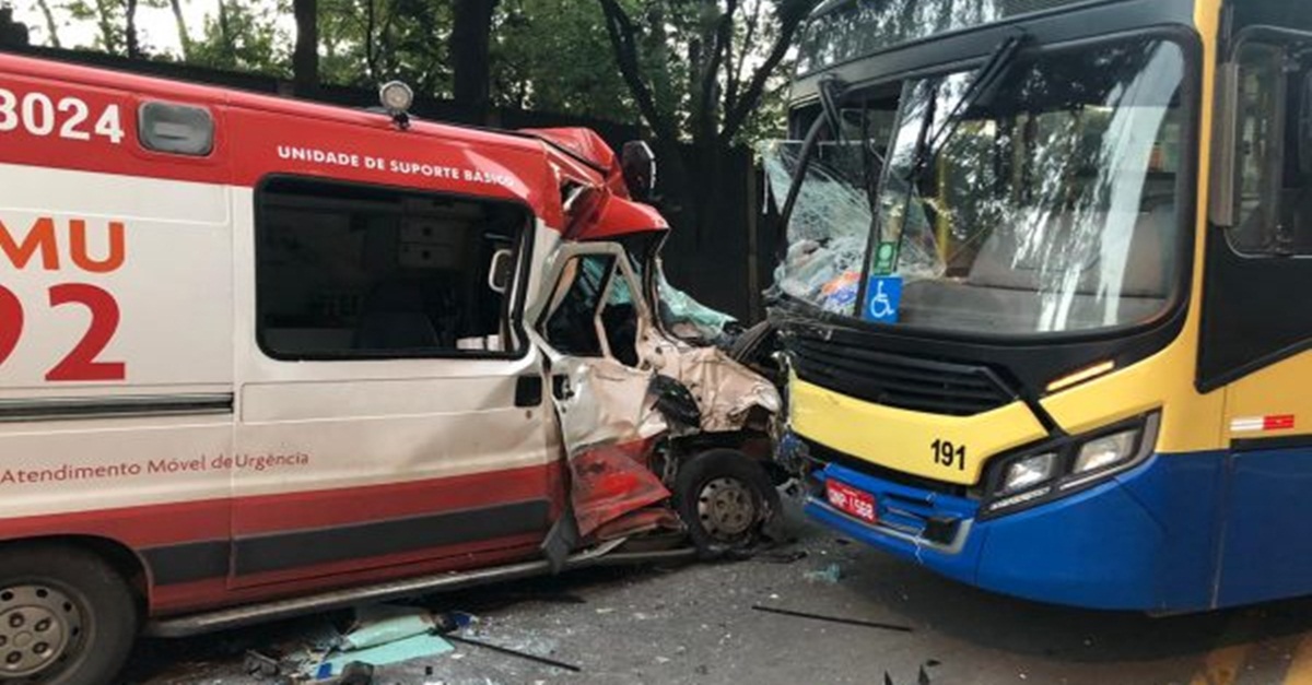 Ônibus e ambulância do SAMU se chocam e deixam duas pessoas feridas em Divinópolis