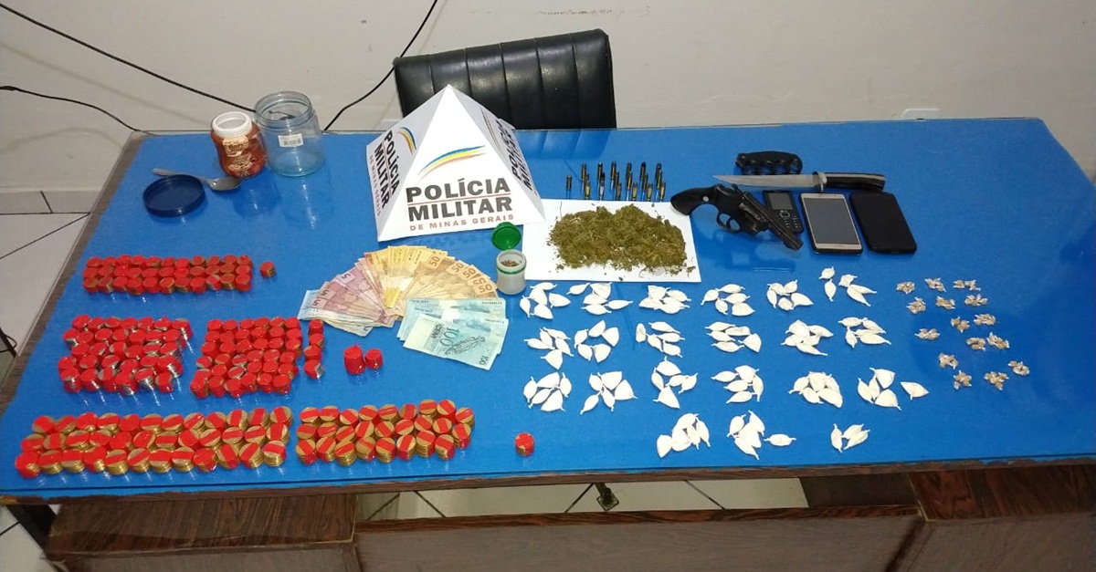 POLÍCIA MILITAR FAZ APREENSÃO DE DROGAS EM BOM JARDIM DE MINAS