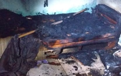 Bombeiros combatem incêndio em residência no bairro Monsenhor Mário Quintão em Barbacena
