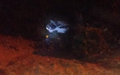 Carro cai em ribanceira de 20 metros no bairro Santa Luzia em Barbacena