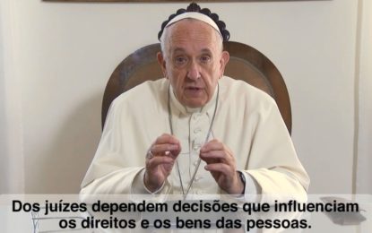 “Rezemos para que a injustiça não tenha a última palavra”, pede Francisco em O Vídeo do Papa