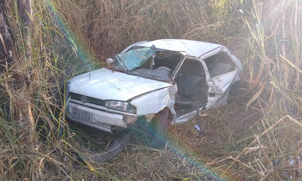 Pai e filho sofrem acidente na BR 265, em Barbacena