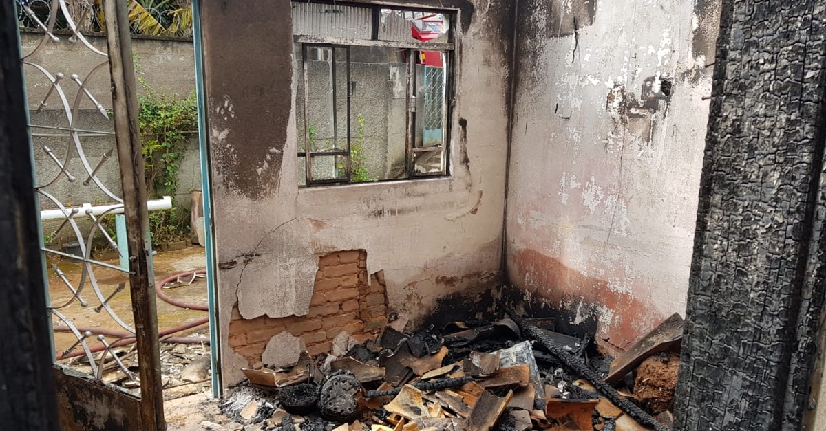 Incêndio destroi residência no bairro Amaro Ribeiro em Conselheiro Lafaiete