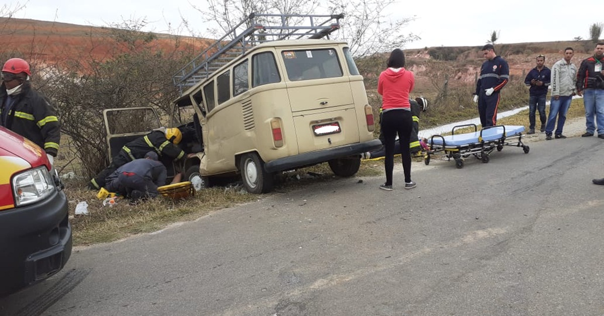 Pai e duas filhas se envolvem em acidente na BR 265 próximo a entrada do Sítio Turinhos em Barbacena