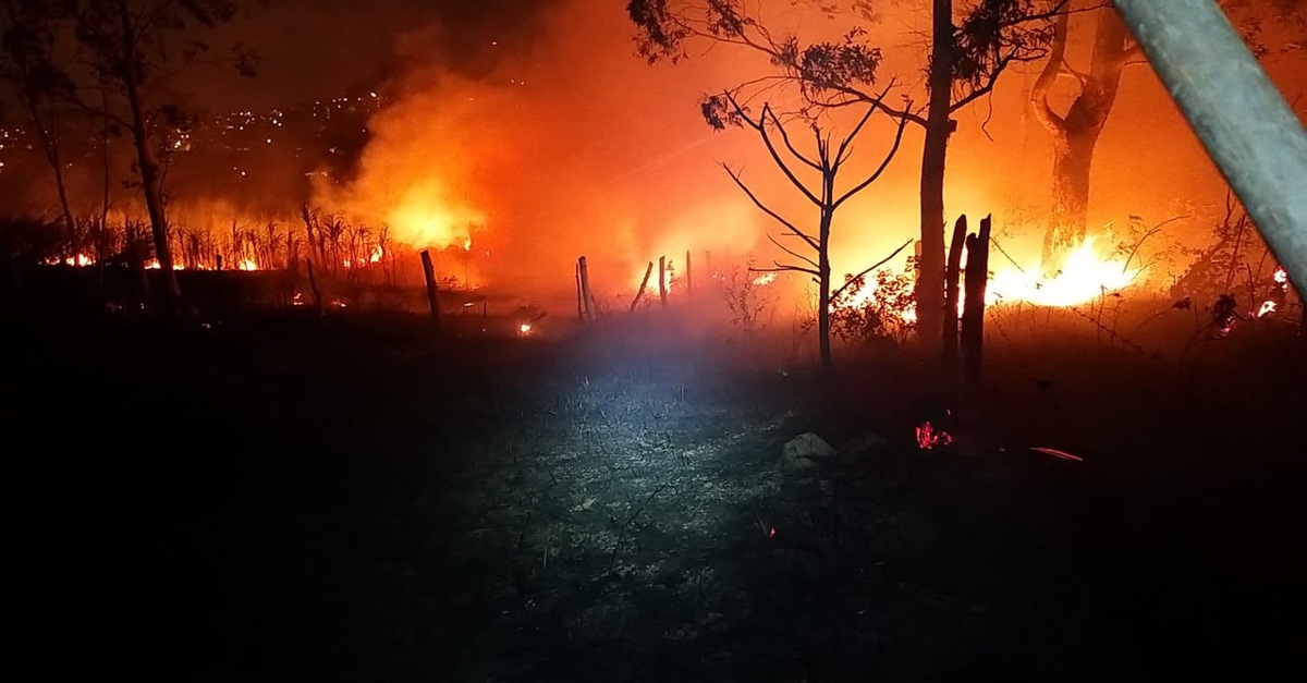 Incêndio atinge imediações de Clínica Terapêutica na Colônia Rodrigo Silva