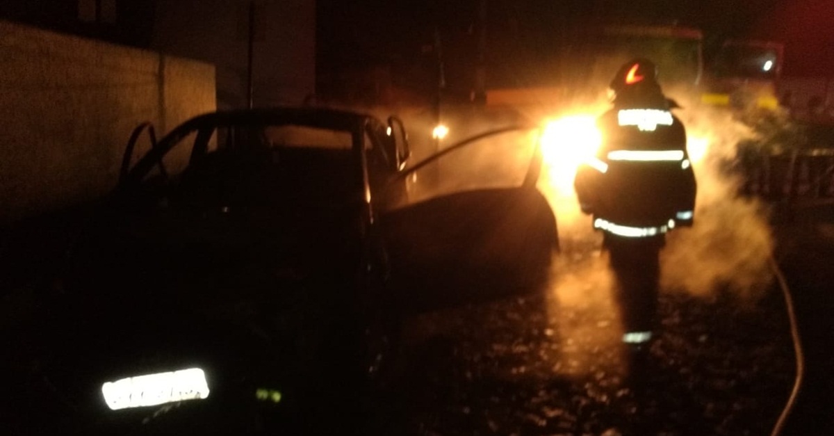 Incêndio causa destruição total de veículo no bairro Santa Efigênia em Barbacena