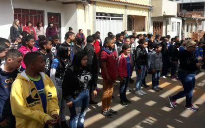 Banda de Música da 13aRPM participa uma hora cívica na Escola Municipal Tony Marcos de Andrade em Barbacena