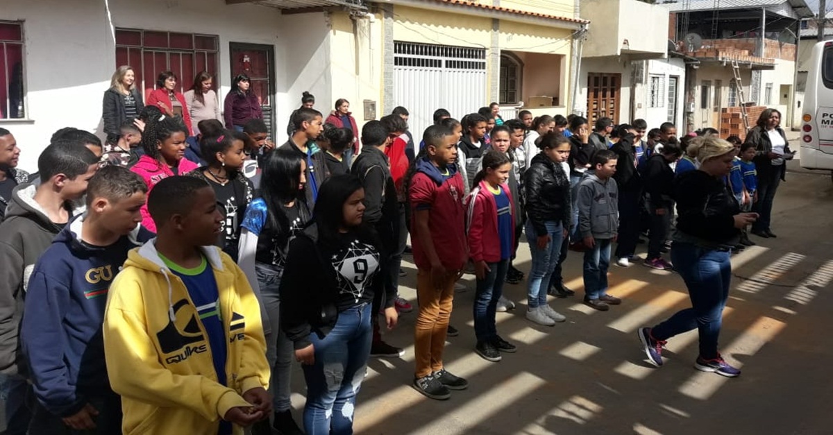 Banda de Música da 13aRPM participa uma hora cívica na Escola Municipal Tony Marcos de Andrade em Barbacena