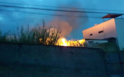 Incêndio em vegetação quase atinge carros e residências nos bairros Nova Suíça e Caiçaras em Barbacena